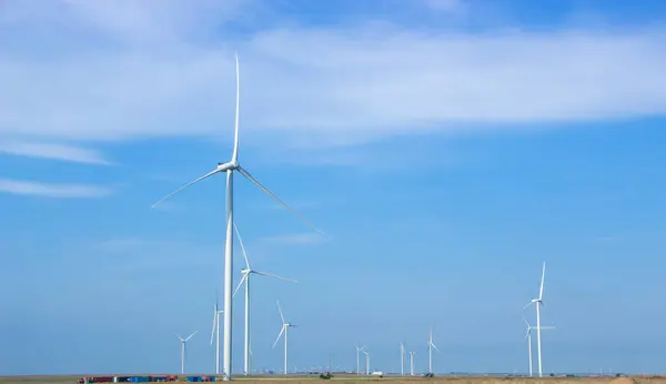 Turbiny Wiatrowe Zainstalowane Stepie Tle Błękitnego Nieba — Zdjęcie stockowe