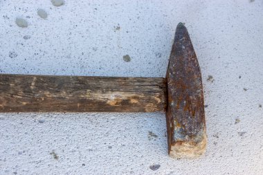 Beyaz köpüklü beton blokta bir çekiç