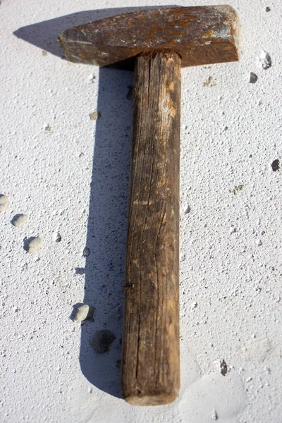 An old hammer on a white foam concrete block from which the shadow falls — Stock Image Old Hammer White Foam Concrete Block Which Shadow Falls Stock Photo