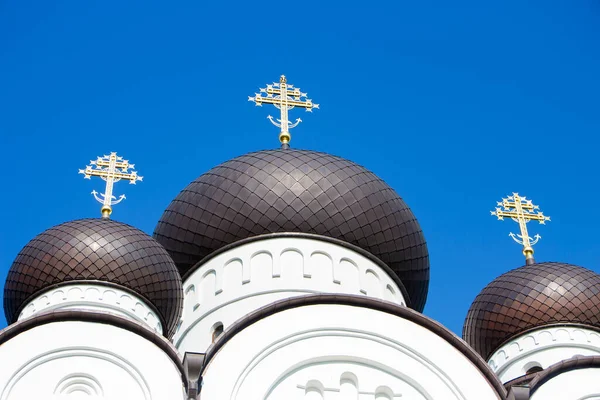 Красивый Купол Церкви Фоне Голубого Безоблачного Неба Солнечный День — стоковое фото