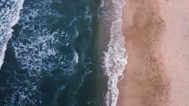 Piękna piaszczysta plaża i piankowe fale na oceanie lub morzu. Widok z góry. — Wideo stockowe