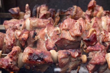 Arka planda et parçaları, ateşte kızartılmış barbekü..
