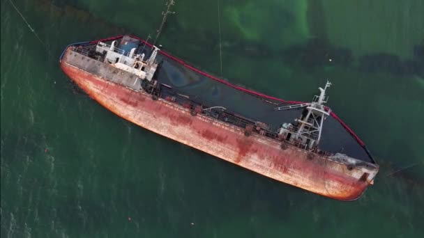 Eski Paslı Gemi Sahilde Denize Battı Zümrüt Denizinin Arka Planındaki — Stok video