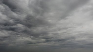 Kara uğursuz gri fırtına bulutları. Dramatik bir gökyüzü. Kara fırtınalı bulutlarda aydınlatma