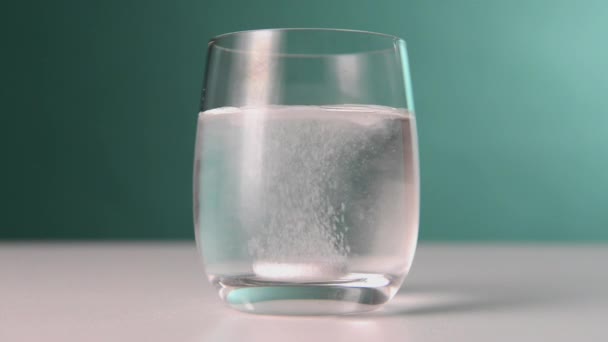阿司匹林在一个杯子里 Hd1080P 泡腾药丸掉进水中 — 图库视频影像