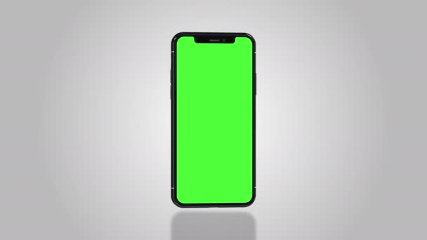 Smartphone Enciende Sobre Fondo Blanco Pantalla Verde Fácilmente Personalizable Imagen — Vídeos de Stock