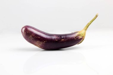 Mor patlıcan izole beyaz arka plan