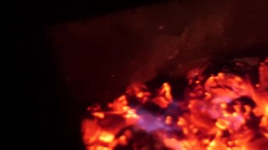 kırmızı ateş yangında, karanlık, kül ahşap yakar yakın çekim. kömürü mangal için