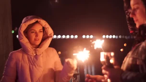 Mädchen auf der Straße zündeten Wunderkerzen an. — Stockvideo