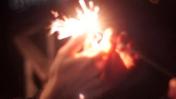 Sparkler z tłem światła bokeh — Wideo stockowe