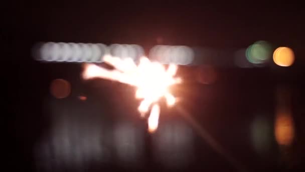 Sparkler com fundo de luz Bokeh — Vídeo de Stock
