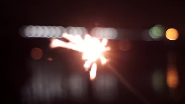 Sparkler met bokeh lichte achtergrond — Stockvideo