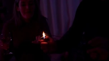 Erkek arkadaş kız arkadaşı set Fire için donanma fişeği.