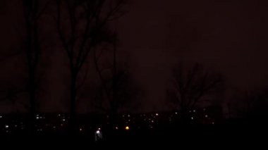 gökyüzünde yanıp söner.