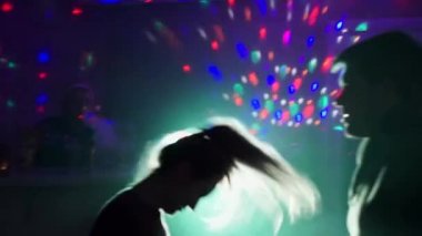 Bir disko kulüp ışık arka plan üzerinde dans kız adamla.