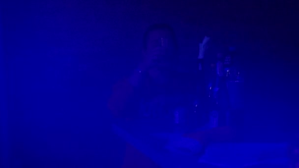 A rapariga da festa está aborrecida. Senta-se no bar. Beber vinho . — Vídeo de Stock