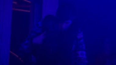 Kızı olan adam yavaş dans ediyor..