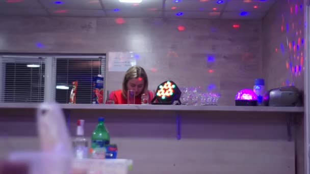 Κορίτσι DJ σε ένα πάρτι στο μπαρ. Ανεβάζει το χέρι του Χορεύοντας στη μουσική. — Αρχείο Βίντεο