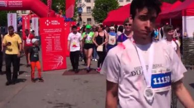 Zaporizhzhia, Ukrayna - 27 Nisan 2019: Zaporizhzhia, Ukrayna 'daki maratonun katılımcıları ve organizatörleri. Çalışanların şarkısı, 