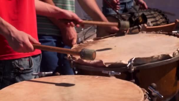 Jeunes hommes debout sur les tambours cosaques, tulumbas, dans la rue, au festival "Bright Race", 2018. Ils frappent sur un grand tambour recouvert de cuir avec des baguettes . — Video