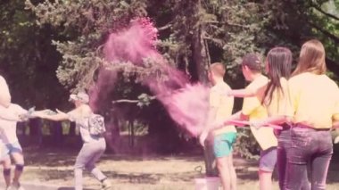 Organizatör, kürek, holi, pembe, sarı, beyaz t-shirt çalıştırmak ve festivalde elleriyle burunlarını kapsayacak maraton koşucuları karşısında boya atma, atılır 