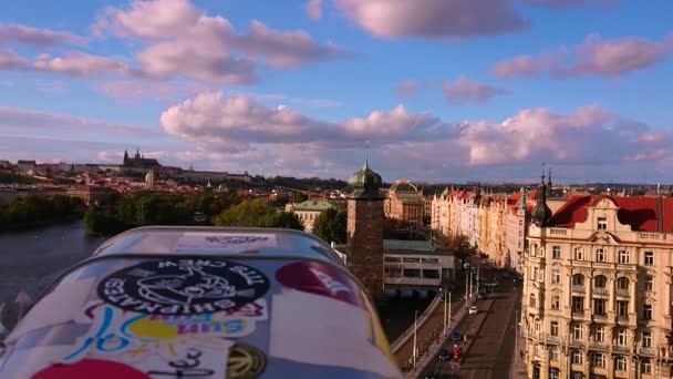 Prága, Cseh Köztársaság-szeptember 24, 2018: fényképezés távcsövvel, Prága egész régi városával a táncház tetején. Panoráma az építészeti struktúrák, hidak, folyó, ég — Stock videók