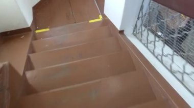 Kare asansör şaft etrafında bir daire içinde kahverengi ahşap adımlar aşağı inin