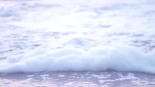 Espuma, olas del mar surfean en la arena mojada de la orilla — Vídeos de Stock