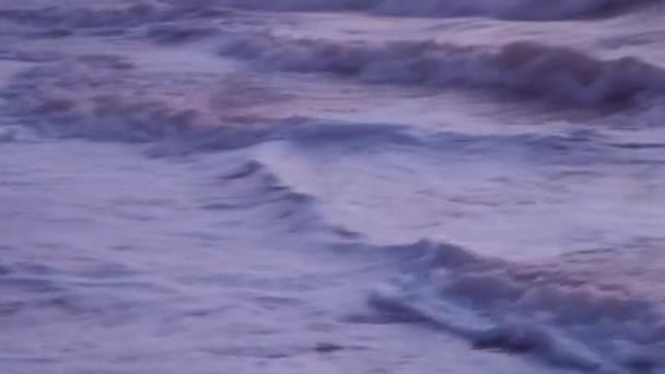 Golven, schuim, bubbels, surfen, op nat zand, oranje kleur — Stockvideo