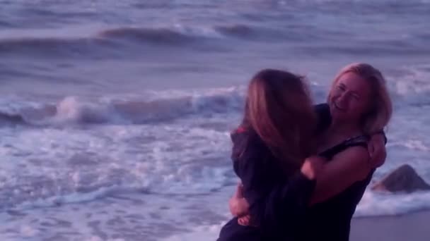 Mamá y su hija abrazo, risa, sonrisa, en el fondo del mar, grandes olas, espuma, playa — Vídeos de Stock