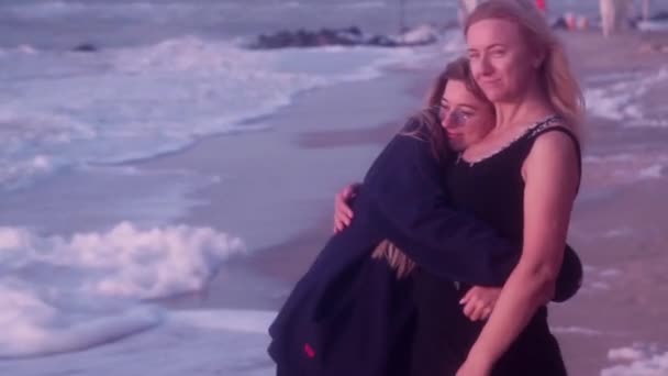 Mamá está feliz de que su hija está cerca, abrazándola en el mar — Vídeo de stock