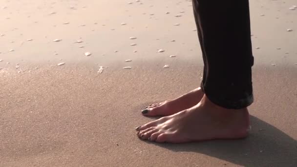 Womens feet in the sand are still, leaving leave marks, heel prints — Stock Video