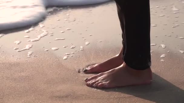 妇女的脚在湿沙上留下痕迹,波浪用泡沫冲走。夏海 — 图库视频影像