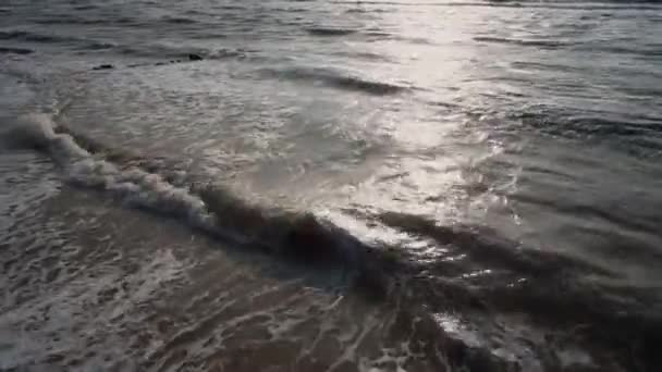 Zee van grijs, in de zomer, krachten golven, schuim gevormd op de kust, en surfen. Solar Path, horizon, blauwe hemel, zandstrand — Stockvideo