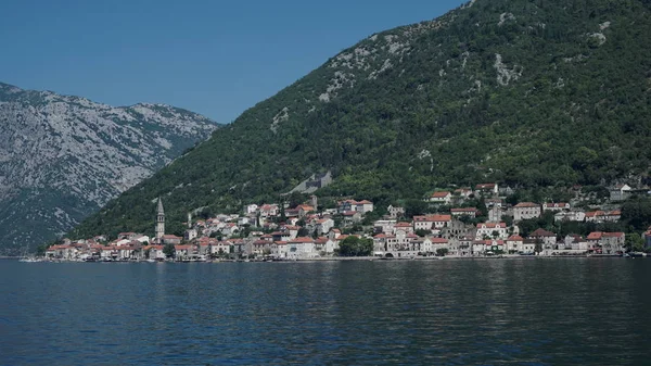 Pequena aldeia junto ao Adriático em Montenegro, Perast . — Fotografia de Stock