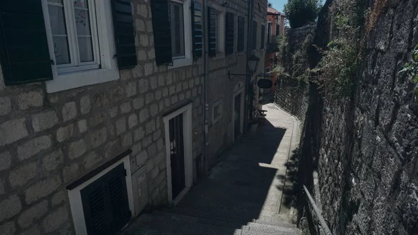 Strada stretta e vuota della vecchia città in muratura in Montenegro, a Herceg Novi — Foto Stock