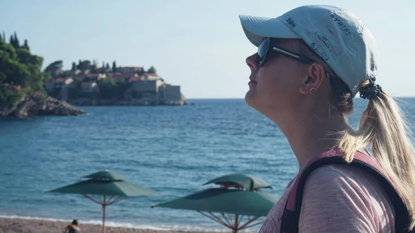 Menina turística olhando para a ilha de santo stefan hotel em Monten= — Fotografia de Stock