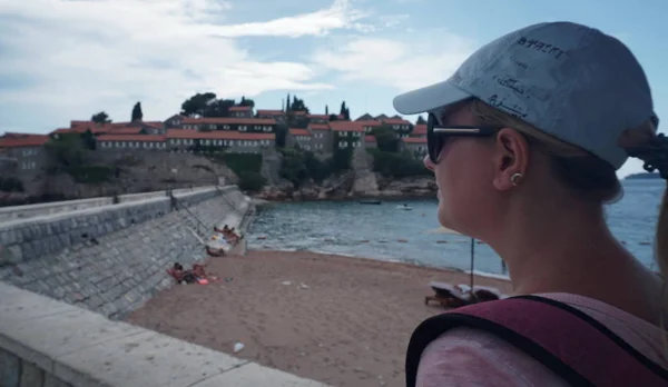 Menina turística olhando para a ilha de santo stefan hotel em Monten= — Fotografia de Stock