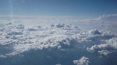Bir uçaktan gökyüzünde yoğun beyaz bulutlar