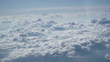 Bir uçaktan gökyüzünde yoğun beyaz bulutlar