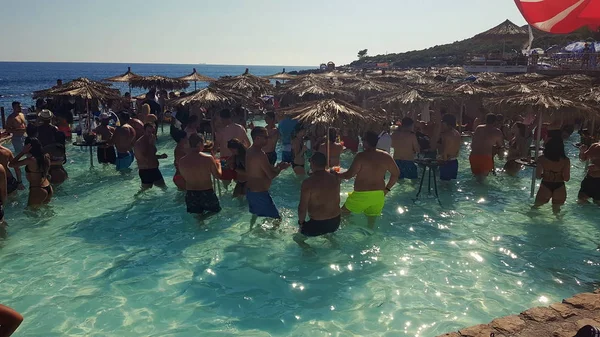 Budva, montenegro - 23. august 2019: man tanzt in einer disco, in einem pool, bar, nachmittags am strand unter schirmen — Stockfoto