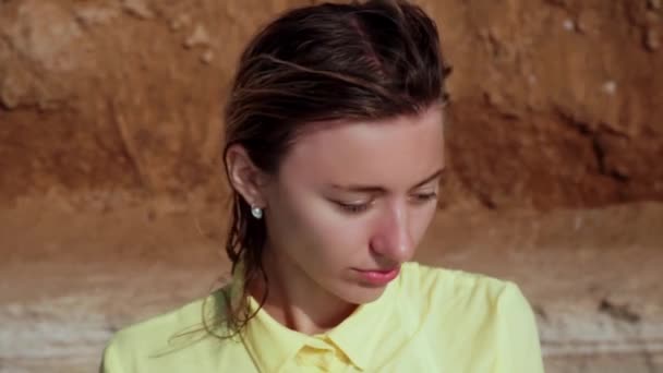 Młoda, smutna, zmartwiona dziewczyna z czerwoną twarzą odwraca wzrok od słońca — Wideo stockowe