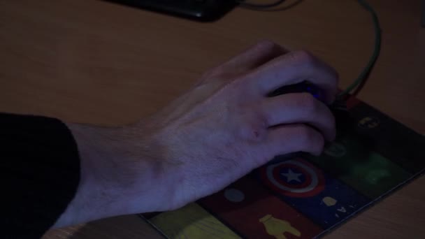 Una mano larga, aterradora y fea, trabaja con un ratón de computadora sobre una alfombra sucia — Vídeos de Stock