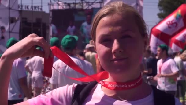 Κορίτσι κατέχει ένα μετάλλιο για τη συμμετοχή στο Φεστιβάλ Ζωγραφικής Go, μαραθώνιος — Αρχείο Βίντεο
