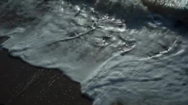 Surfe de ondas fervilhantes, mar cinzento com espuma na praia — Vídeo de Stock