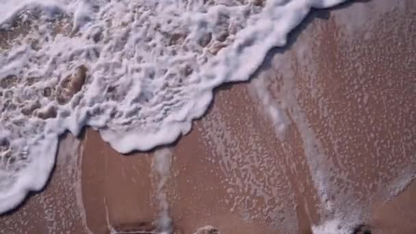 Biała piana z fal morskich równomiernie wypełnia tło. — Wideo stockowe