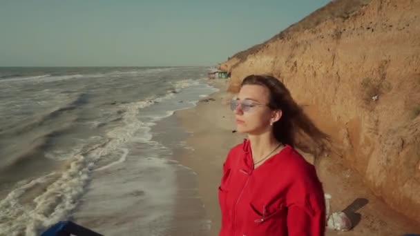 Schönheit Sonnenschein Mädchen Porträt. schöne Vorzeigefrau, die wegschaut. sonniger Sommertag unter der heißen Sonne am Strand. Ozean. Wasser — Stockvideo