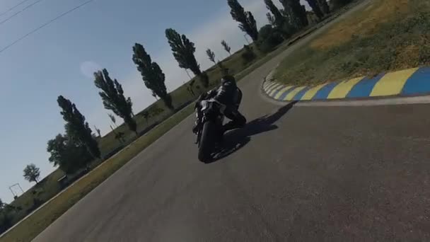 Motorcycle racing on asphalt track. — Stock Video