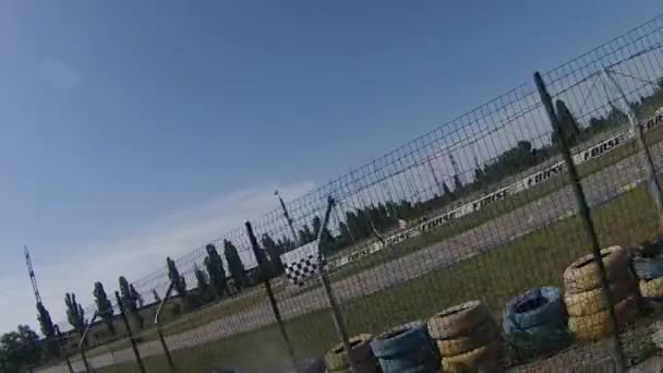 Racer po zatrzymaniu się, przerwie, zatrzymuje się na torze wyścigowym — Wideo stockowe