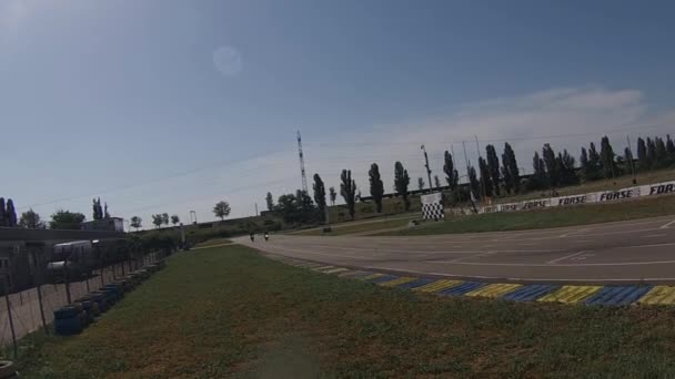 Motorrijders op fietsen concurreren in de snelweg ring races. — Stockvideo